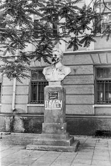 Памятник Свердлову. Фото О. Владимирского. 1992–1993 гг.