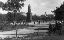 На Соборной площади. Фотооткрытка отпечатана с довоенного негатива во время оккупации. 1942–1943 гг.