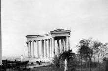 Вид на колоннаду от Воронцовского дворца. Одесса. 1943 г.