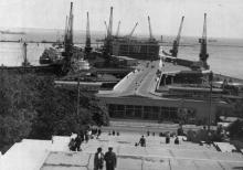 Вид на морской вокзал с Потемкинской лестницы. 1970-е гг.