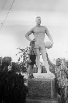 Скульптура футболиста в санатории ВВС