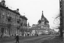 Одесса. Новорыбная улица, слева дома 76, 74 и несуществующие одноэтажные дома. Вдали купола церкви Пантелеймоновского монастыря. 1941 г.