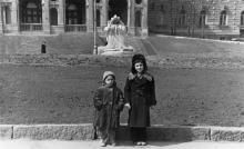 Одесса. На фоне скульптуры-фонтана «Дети и лягушка». 1960-е гг.