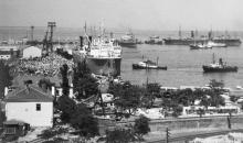 Встреча китобазы «Слава» на морском вокзале Одесского порта. 1950-е гг.