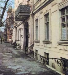 Одесса. Дом № 93 по ул. Островидова. Фото в книге «Одесса — Варна». 1976 г.