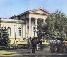 Одесса. Перед археологическим музеем. Фото в книге «Одесса — Варна». 1976 г.
