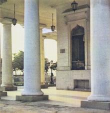 Одесса. Возле колонн дворца пионеров. Фото в книге «Одесса — Варна». 1976 г.