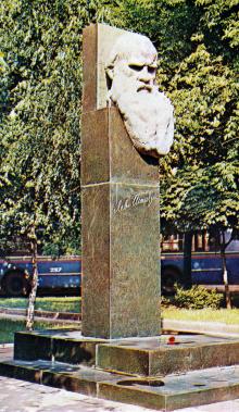 Одесса. Памятник Л.Н. Толстому на площади Толстого. Фотография в фотоальбоме «Одесщина». 1977 г.