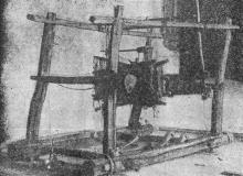 Старая молдавская крестьянка продолжала работать на этом ткацком станке до последнего времени. Фото в журнале «Шквал», 13 ноября 1927 г.