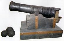 В экспозиции — морская пушка (1738 г.), возможно участвовала в сражениях при Очакове, Хаджибее, Измаиле. Фото в путеводителе «Военно-исторический музей Южного Оперативного командования». 2007 г.
