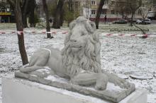 Одна из воссозданных скульптуры львов в Мечниковском сквере. Фото Марии Котовой. Одесса, 08 декабря 2020 г.