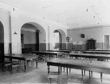 Внутреннее рабочее помещение Одесской почтово-телеграфной конторы, фотография конца ХIХ - начала ХХ вв.