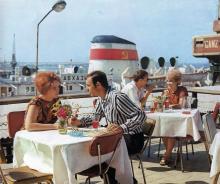 Ресторан морвокзала. На заднем плане теплоход «Абхазия». Фото в рекламном буклете «Одесский порт». 1970-е гг.