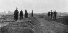 Вокруг братской могилы на православном кладбище, 5 ноября. Фотография в L'Illustration за 18 ноября 1905 г.