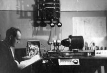 А.П. Сорензон рядом с испытательным макетом камеры. Фотография из личного архива Елены Рышковой. 1951 г.