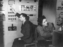 Настройка системы. Слева направо: Владимир Калабин, Николай Филиппов. Фотография из личного архива Елены Рышковой. 1951 г.