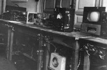 Студийная аппаратура проекта «Одесское телевидение» в разработке, еще на столах. Фотография из личного архива Елены Рышковой. 1949 г.
