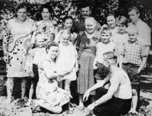 Петр Езеров (стоит в центре на заднем плане) в кругу семьи. 1970-е гг.