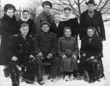 Петр Езеров в кругу семьи (играли в снежки), около 1952 г.