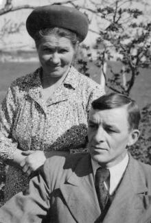 Петр Езеров с женой. Курсаки, Сельская, № 31. 1 марта 1949 г.