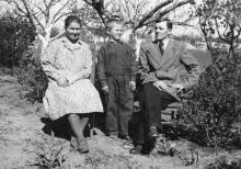 Петр Езеров у своего дома с женой Александрой и младшим сыном Николаем. 4 апреля 1949 г.