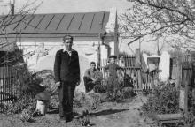 Петр Езеров у своего дома, на первом плане средний сын Георгий, рядом младший сын Николай, за забором жена Александра. 4 апреля 1949 г.