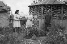 Петр Езеров у беседки возле своего дома, рядом сын Николай и дочь Евгения