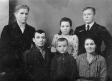 Петр Езеров с женой Александрой, старшим сыном Михаилом (стоит справа, средним сыном Георгием (стоит слева), дочерью Евгенией (стоит в центре), младшим сыном Николаем (стоит в центре на переднем плане). Около 1947 г.