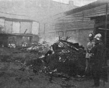 Сжигание домашнего имущества из чумных квартир. Фото И.М. Шнейдера в журнале «Нива» от 2 ноября 1902 г.