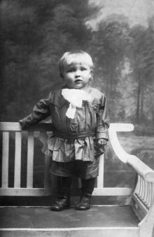 Михаил Петрович Езеров, старший сын Петра Никитовича Езерова. Ок. 1928 г.
