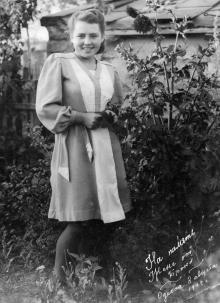 Евгения Петровна Езерова, дочь Петра Никитовича Езерова,  возле дома, 2-я улица поселка Кагановича, 9а, теперь — Сельская, 31. 1949 г.