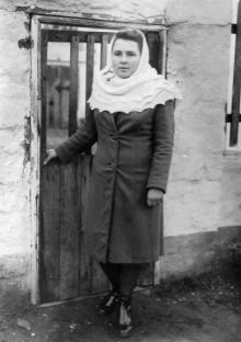 Евгения Петровна Езерова возле дома, 2-я улица поселка Кагановича, 9а, теперь — Сельская, 31. Ок. 1950 г.