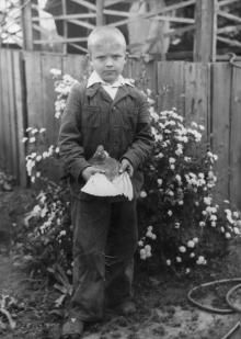 Николай Петрович Езеров, младший сын Петра Никитовича Езерова, во дворе дома. 1949 г.