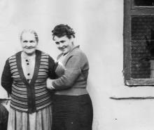 Александра Прокофьевна Езерова (Кирпишева) с дочерью Евгенией Петровной Гамарц (Езеровой). Ок. 1962 г.
