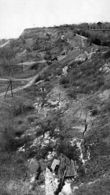 Обрыв под санаторием им. Чкалова после оползня 1963 года. Снимок сделан с лифтового подъемника. Из отчета Одесской оползневой станции. 14 октября 1963 г.