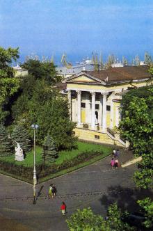Археологический музей. Фотография в буклете Внешторгиздата «Одесса». 1980-е гг.