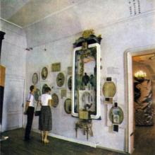 Экспозиция с материалами о творчестве И.А. Ильфа и Е.П. Петрова в одесском литературном музее. Фото из буклета 1986 г.