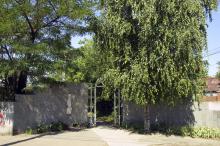 Памятник Ахматовой на 12-й ст. Фонтана. Фото О. Владимирского. Одесса, июнь, 2006 г.