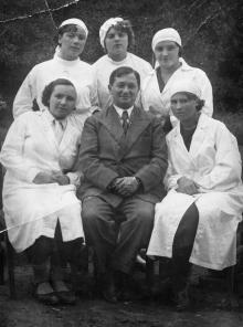 Доктор Соломон Абрамович Якунер. Его ученики Нина, Лера, Алла, Галя, Муся. 21 июня 1937 г.