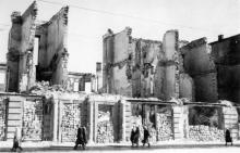 Одесса. Развалины дома № 35 по ул. Ришельевской (угол Успенской). 1942 г.