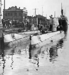 Подводные лодки «Коммунист» (№ 13) и «Политработник» (№ 15) у Военного мола в Каботажной гавани Одесского порта. Начало 1930-х гг.