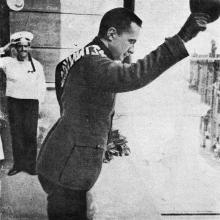 А.Ф. Керенский обращается с речью к собравшемуся на улице народу. Фотография в журнале «Искры». 04 июня 1917 г.