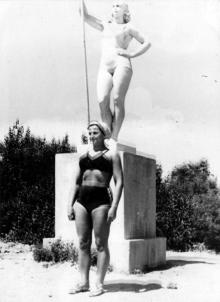 Одесса. Ланжерон. У скульптуры «Девушка c веслом». 1950-е гг.