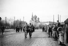 Вход из города на площадь «Освобождения». Вид на купола церкви Пантелеймоновского монастыря. Одесса. 1942 г.