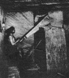 Каменоломни в одесских катакомбах. Фото к очерку Д. Маллори в журнале «Огонек». 1929 г.