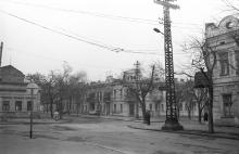 На углу улиц Косвенной и Станиславского. Слева здание, примыкавшее к Староконному рынку. Одесса. 1985 г.