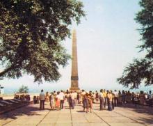 Памятник неизвестному матросу. Фото в буклете гостиницы «Турист». Одесса. 1987 г.