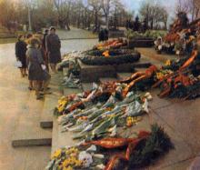 Вечный огонь у памятника Неизвестному матросу. Фото в брошюре «Одесская туристская база», 1972 г.
