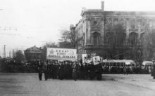 Колонна демонстрантов на Привокзальной площади. Справа здание Управления Одесской железной дороги. Одесса. 1950-е гг.