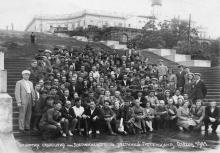 На Потемкинской лестнице большая группа отдыхающих в санатории им. Дзержинского. Одесса. 1941 г.